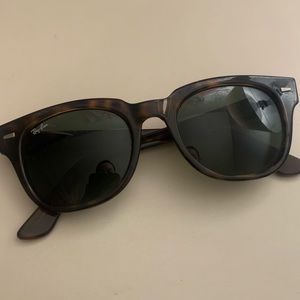 Iike new Ray Ban tortoise shell wayfarer sunglasse
